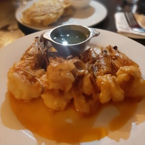 langostinos Casa Blanca con patacones