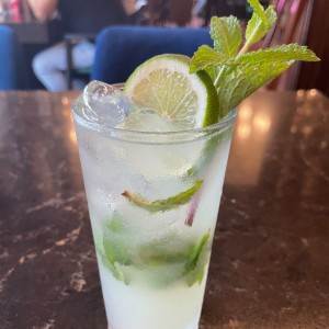 limonada con hierba buena