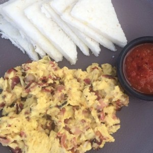 Huevos revueltos con bacon y arepitas