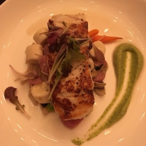 corvina con vegetales , salsa tamarindo a parte por solicitud