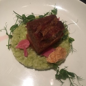 Panceta sobre una cama de risotto