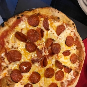 pizza de Peperonni con extra de emental.