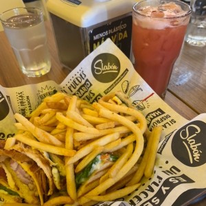 club tradicional con limonada de fresa