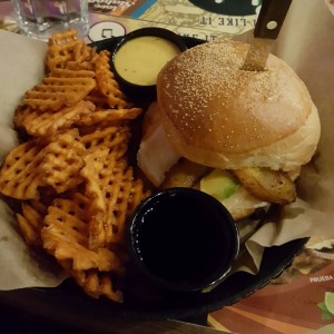 arma tu hamburguesa. salmon ahumado, aguacate, platano maduro, camote frito