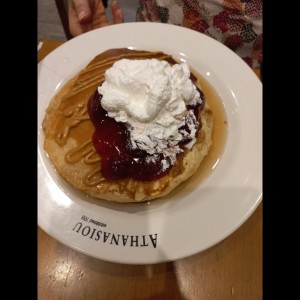 Pancake  de fresas y crema batida
