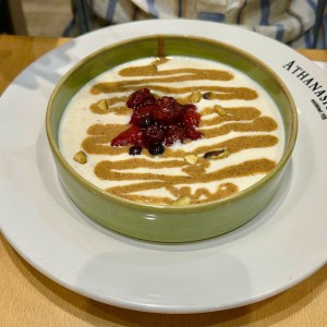 Porridge de Avena (Avena, frutos rojos, mantequilla de almendras y pistacho)