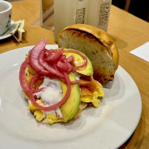 Salmon Brioche (Pan brioche, huevos revueltos, salmon ahumado, aguacate y cebolla encurtida)