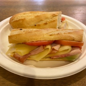Sandwich de pernil y queso