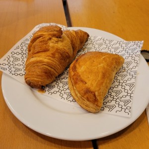 empanada carne y croissant