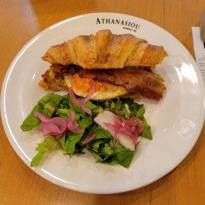 emparedado avocado huevo y tocino