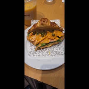 SANDWICHES - Pernil y Mozzarella croissant 