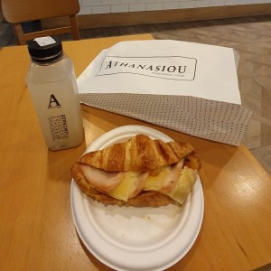 croissant jamon con queso y limonada