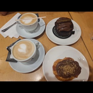cafe capuchino, coffee cake y nudo con crema de avellana