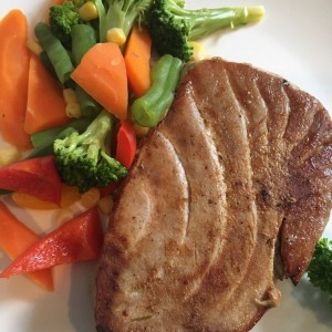atun a la plancha con vegetales al vapor