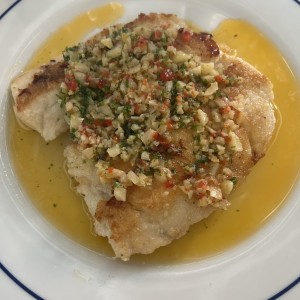 Filete de corvina al ajillo