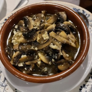 Hongos al ajillo