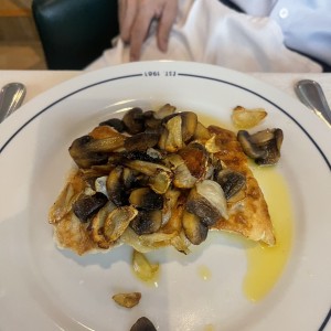 Mero con ajo rostizados y hongos