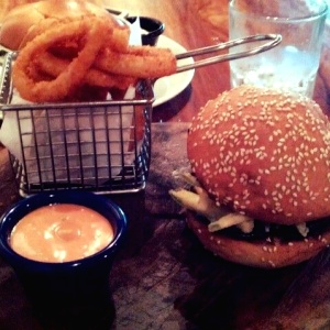 Veggie Burger con aros de cebolla