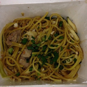 Fideo Huevo, cerdo, zuccini, salsa tokio