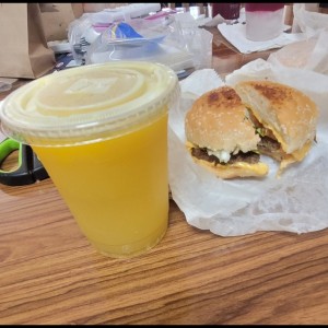 Hamburguesa - Quesoburguesa pan normal y jugo naranja