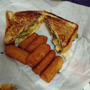 Emparedado con yuca fritas 