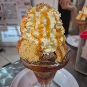 No me olvides con helado de chocoalmendra y sirope de caramelo