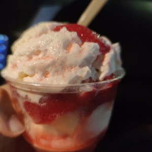 Helado de Copa. Sabor Vainilla con topping de fresas con crema casera.