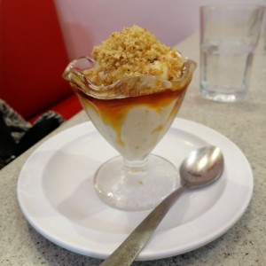 Helado con nueces y caramelo