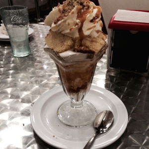 No Me Olvides, con helado de casa blanca y sirope de caramelo y malva.