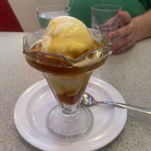 Copa de helado con doble caramelo