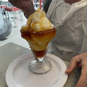 Helado de vainilla con caramelo