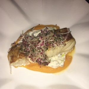 Pargo al horno, pure de papa, camote y zanahoria, con cebollines salteados y bacon