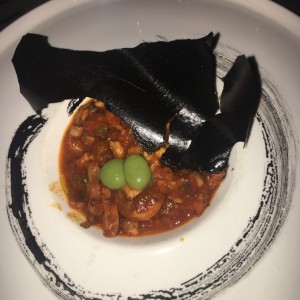 Pulpo cocido en sofrito criollo con crujiente de yuca