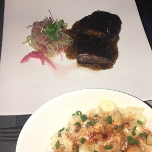 Angus short ribs, con rub de cafe y caramelizada con miel  y kimchee, con mac&cheese,