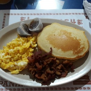 pancakes con huevos revueltos y bacon
