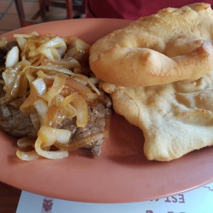 bistec encebollado con hojaldre