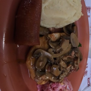 Pollo con salsa de hongos y tocino