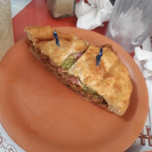 Emparedado de ropa vieja en hojaldre