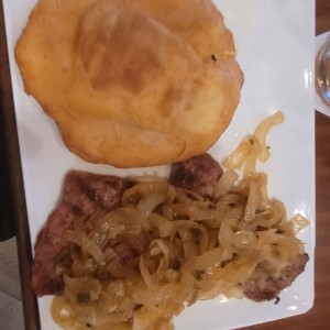 bistec encebollado