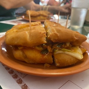 Emparedado de hojaldre con ropa vieja