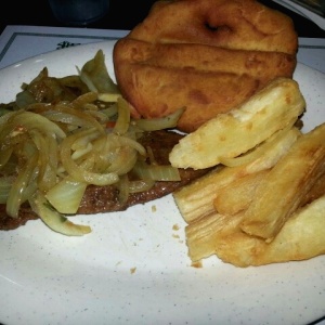 Bistec encebollado con tortilla y yuca