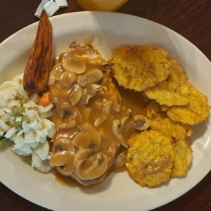 Pollo en salsa con hongos