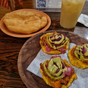 Patacones con ropa vieja y hojaldra y bebida de nance