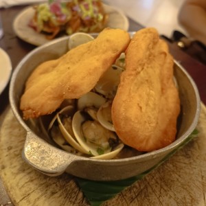Almejas al ajillo