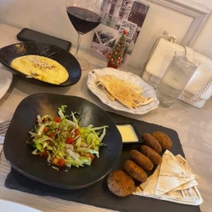 Humus, falafel y hongos. Una delicia.