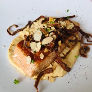 salmon con hummus