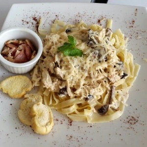Fettuccine en salsa blanca con hongos ybacon