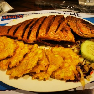 Pargo frito con patacones.