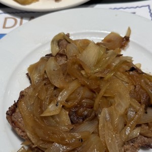 Bistec de Carne Encebollado