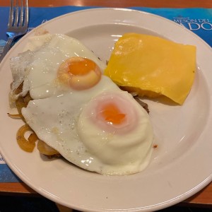 Bistec de res a caballo y tortilla con queso